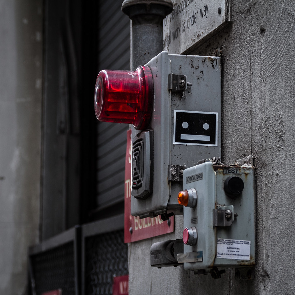 Technicien Line Apartments installant une centrale d'alarme murale